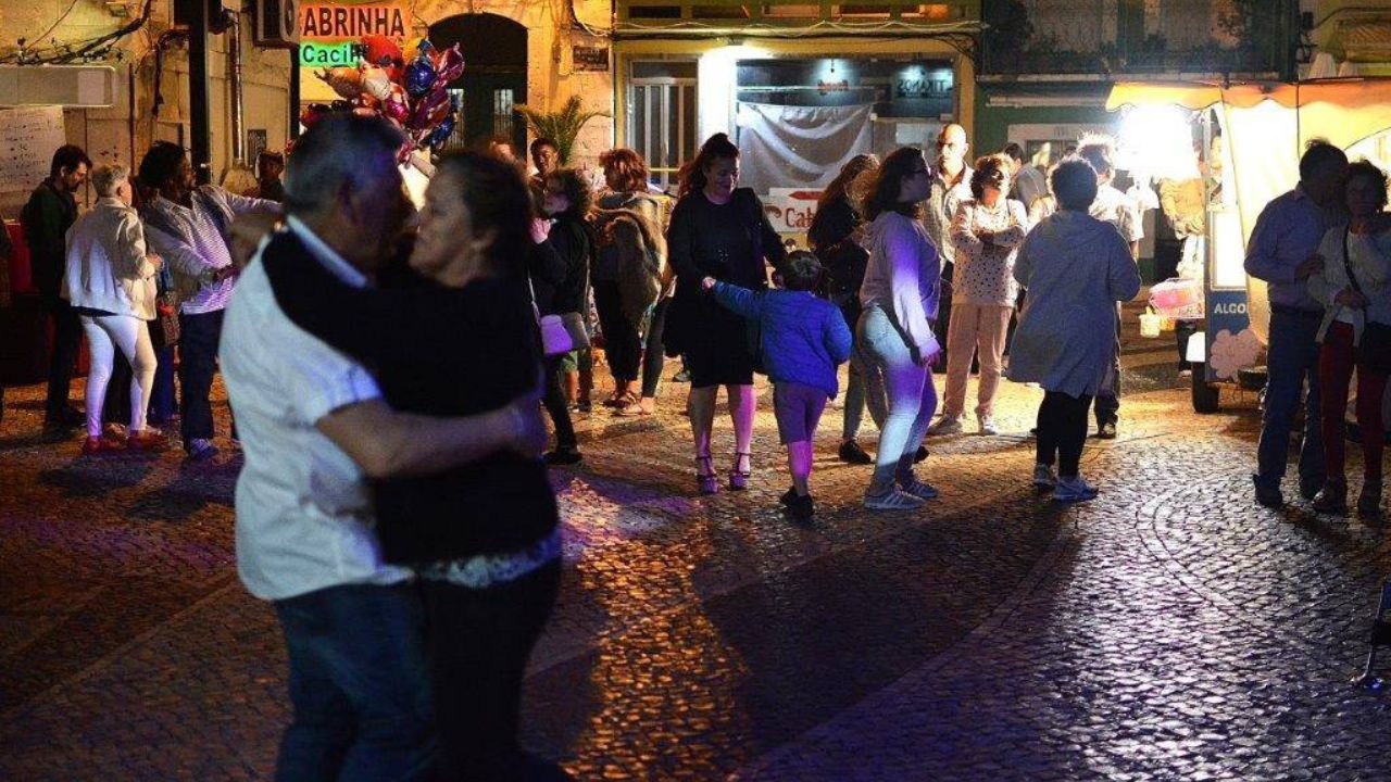Casais dançando nas ruas na festa dos santos populares em Cacilhas